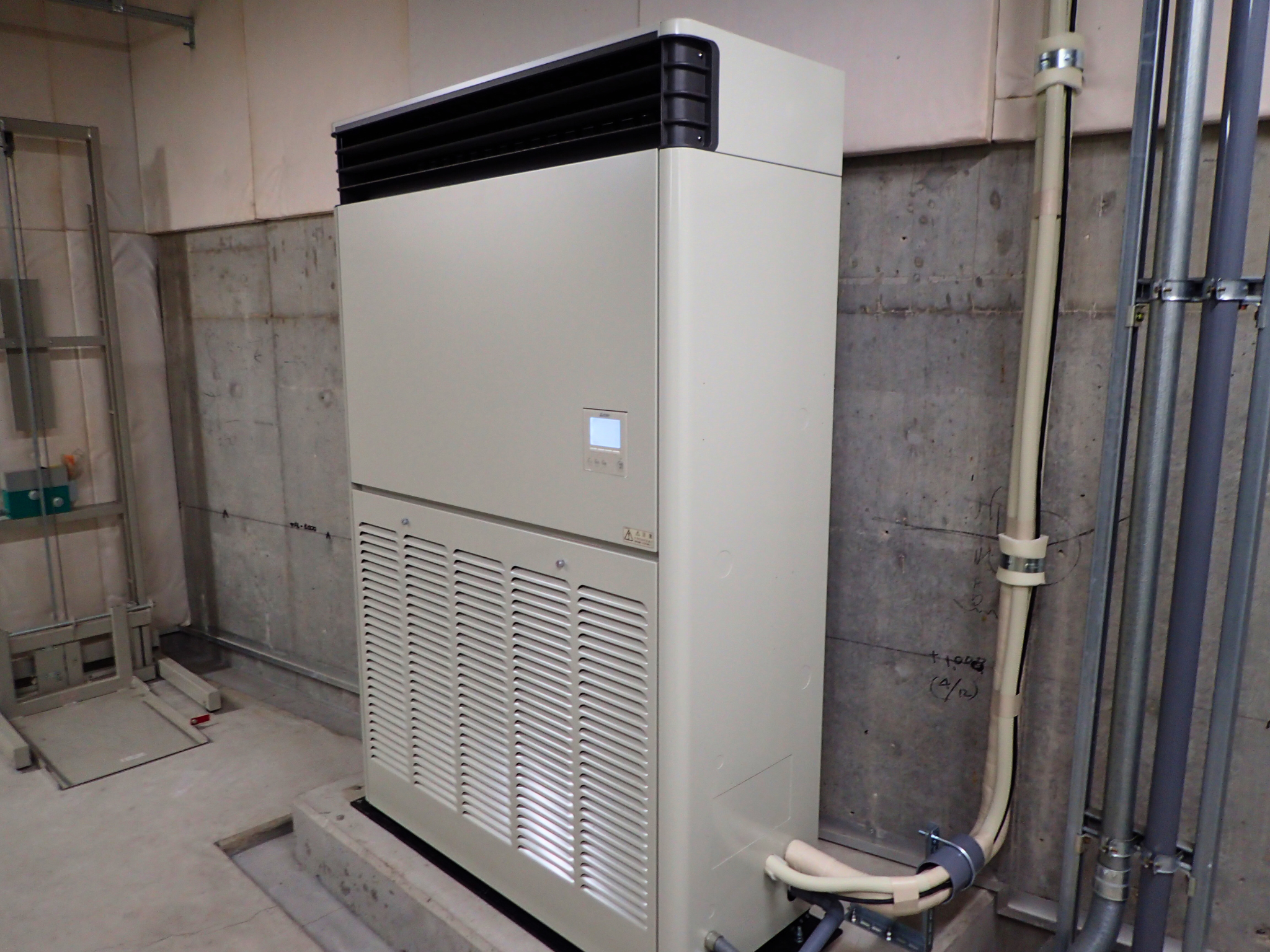 施設の空調・衛生設備工事の様子